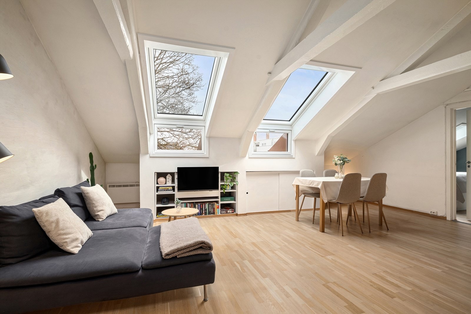 Stuen har god plass til å innrede med både sofagruppe og spisebord. Galleribilde