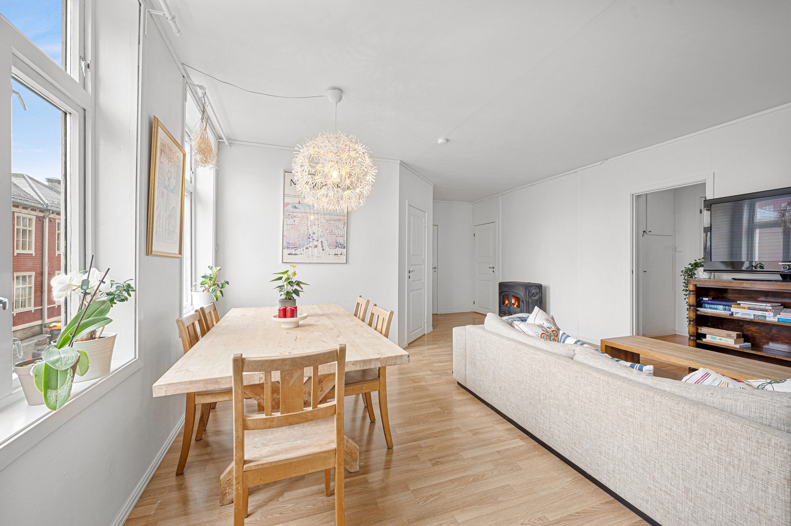 Delikat stue med god plass til både sofagruppe og spisebord. Galleribilde