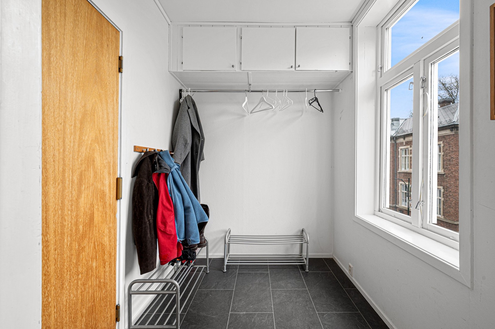 Stor entré med god plass til sko og yttertøy. Galleribilde