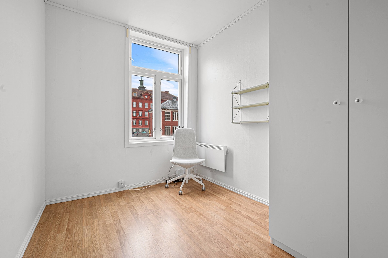 Soverom på 6,4 kvadratmeter med stort vindu som slipper inn godt av naturlig lys. Galleribilde