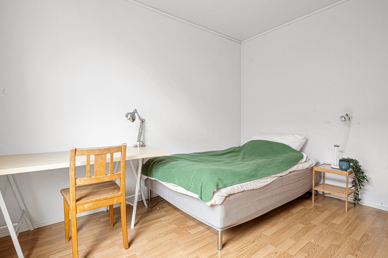 Soverommet har god plass til seng, garderobeskap og skrivepult. Galleribilde