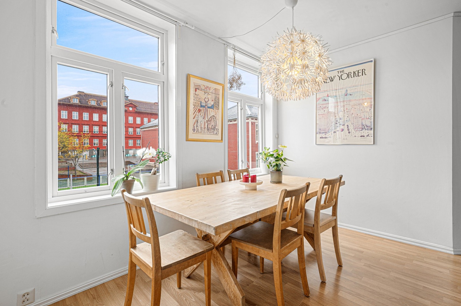 De store vinduene gir rikelig av naturlig lys ved spisegruppen. Galleribilde