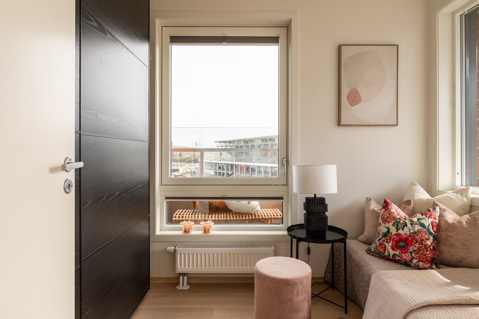 Romslig skyvedørsgarderobe følger med Galleribilde