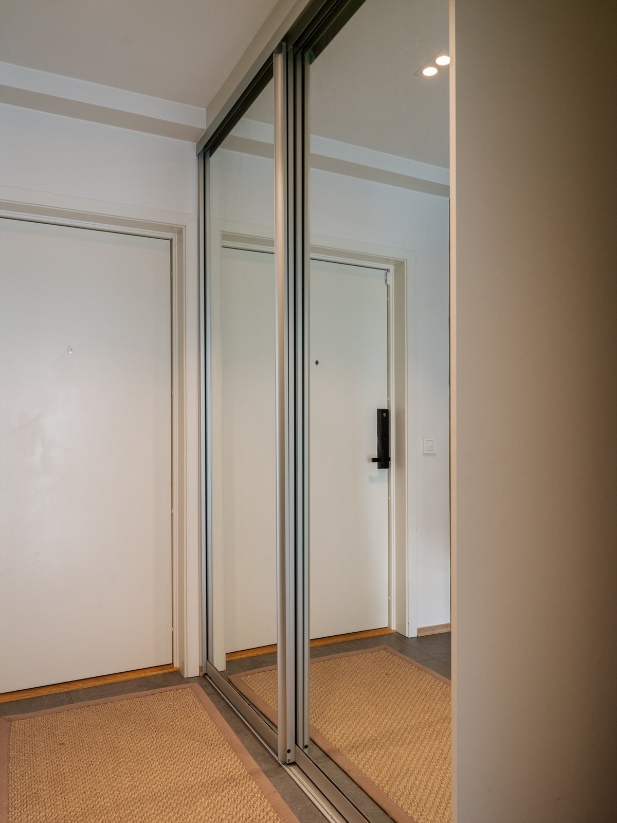 Funksjonell skyvedørsgarderobe med god oppbevaringsplass Galleribilde