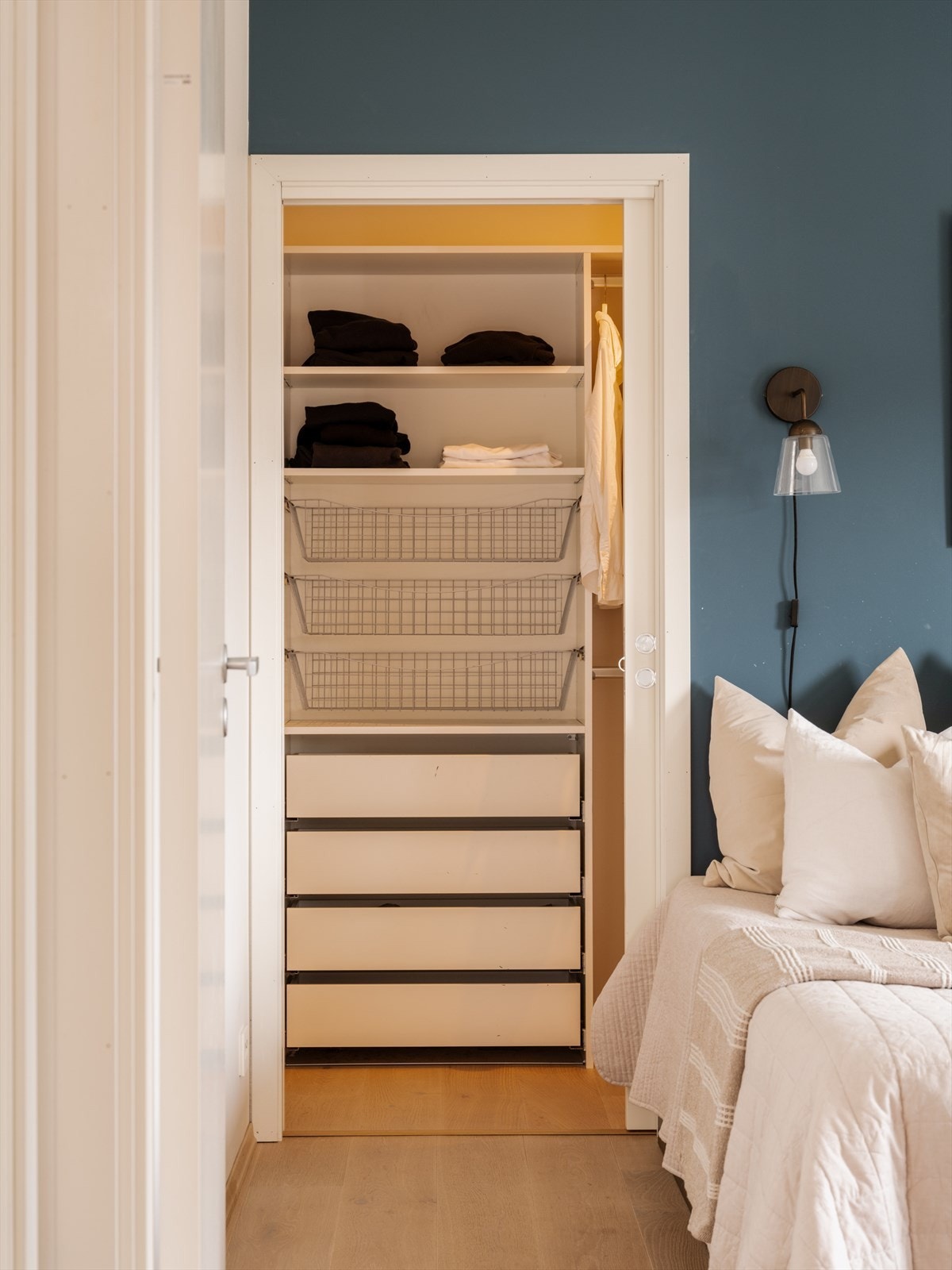 Fra hovedsoverommet er det tilgang til en romslig walk-in-garderobe Galleribilde