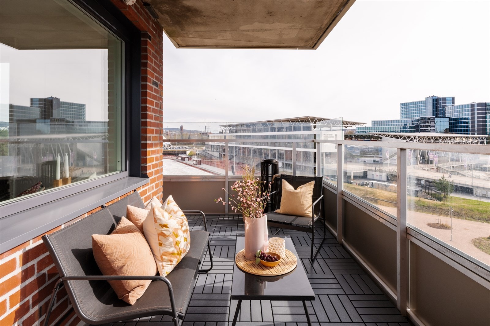 En stilren 4-roms hjørneleilighet fra 2018 med balkong på hele 17 m²! Galleribilde