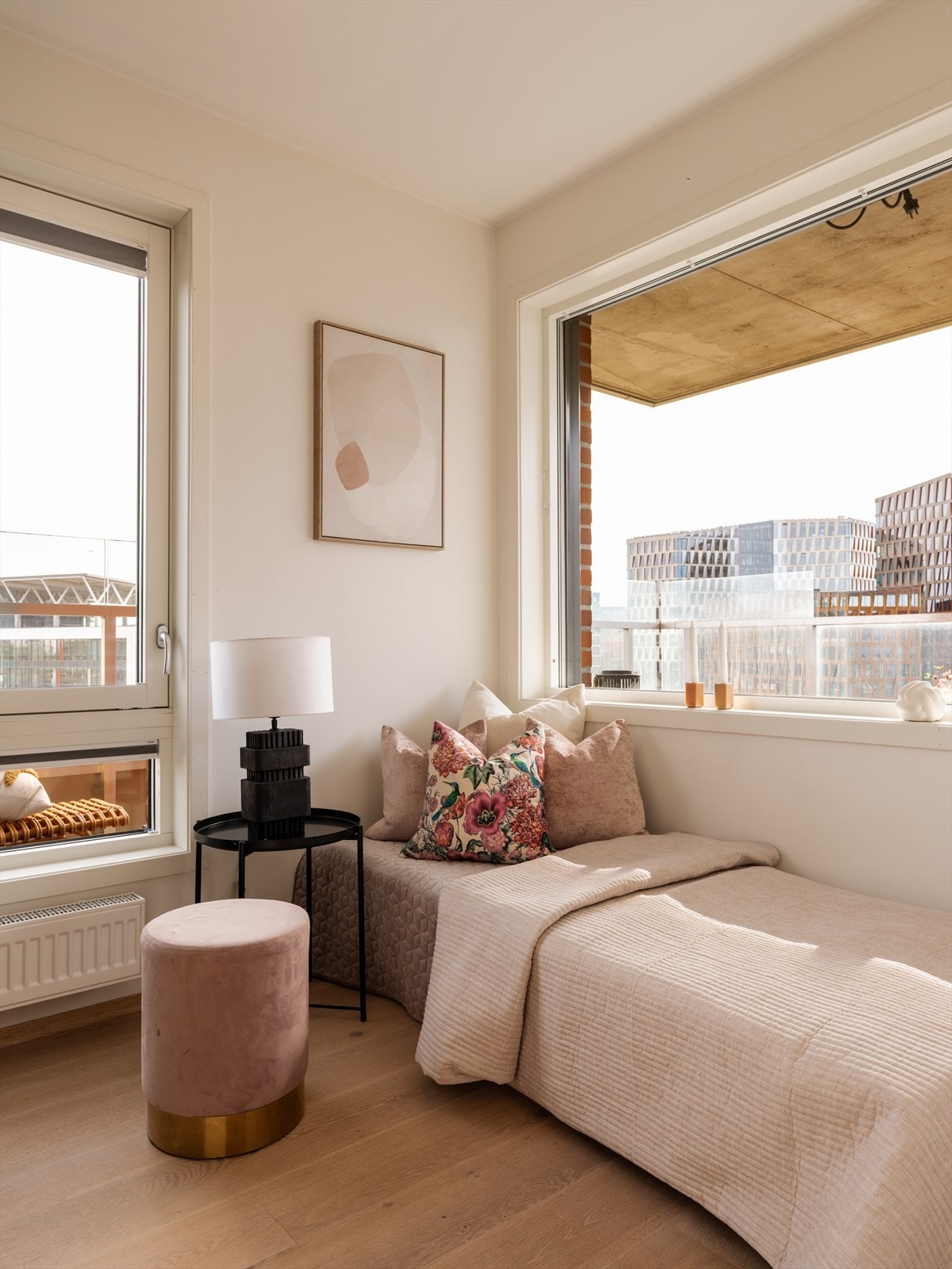Soverom 3 er også av god størrelse med plass til seng, nattbord og kommode/kontorpult Galleribilde