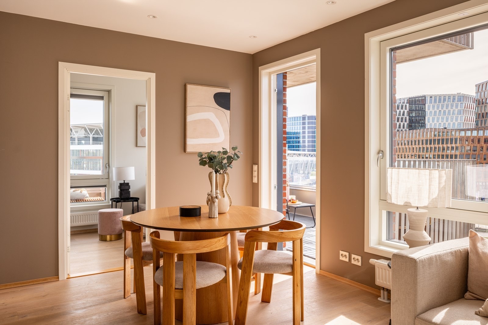 I stuen er det plass til sofa, spisebord og øvrig møblement Galleribilde