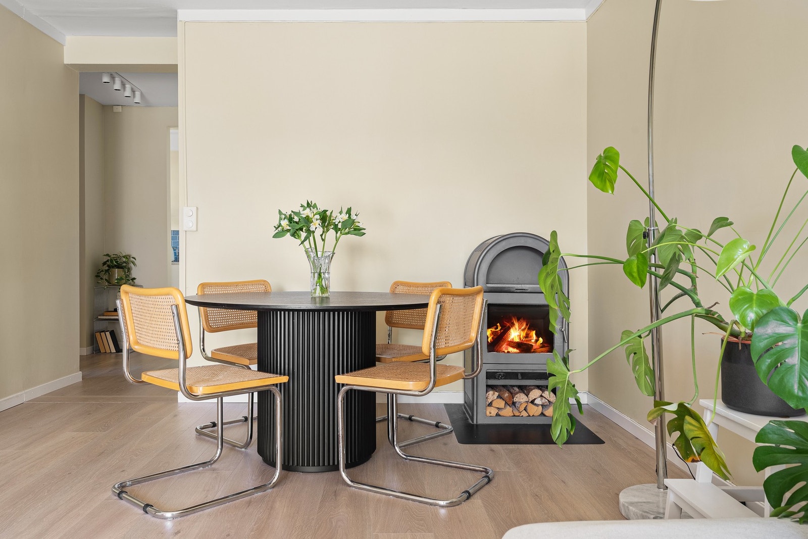 - Vedovn i stuen som bidrar til ekstra hygge på mørke høst/vinterdager - Galleribilde