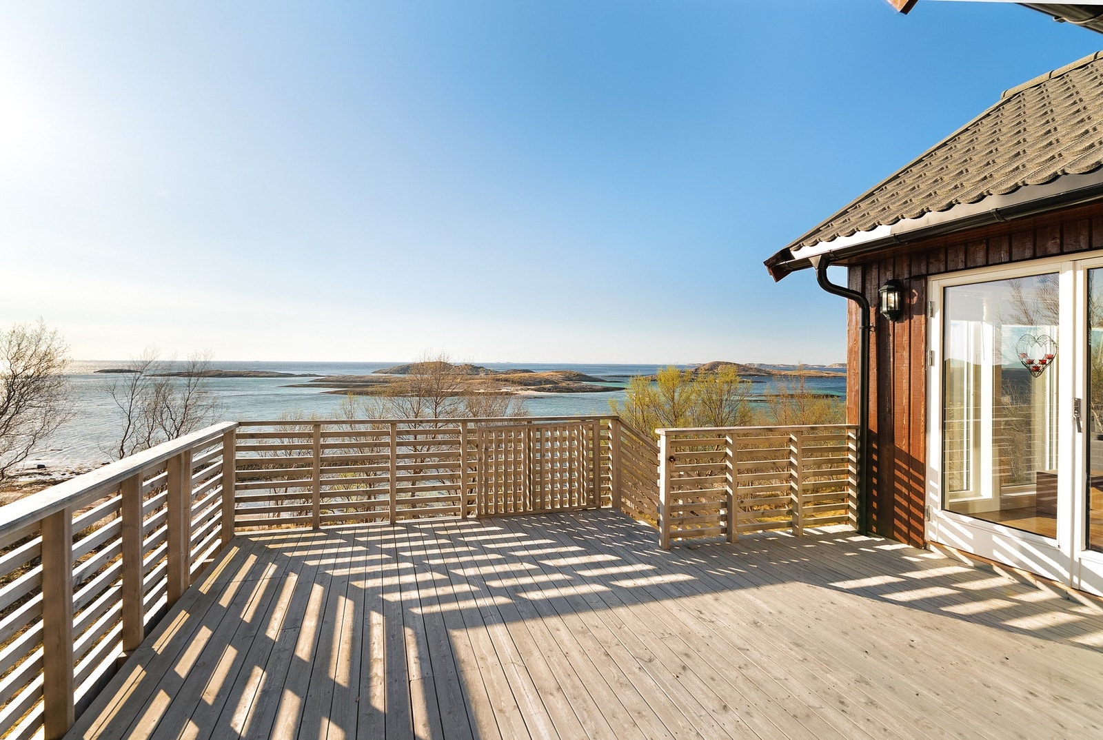 Eiendommen har store uteområder med god plass til familie og venner. Galleribilde