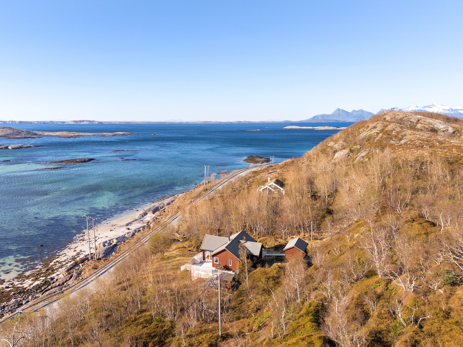 Hytten ligger ca 4,5 km fra fergeleiet Misten, og ca samme avstand til tettsted med butikk, hotell og restauranter. Galleribilde