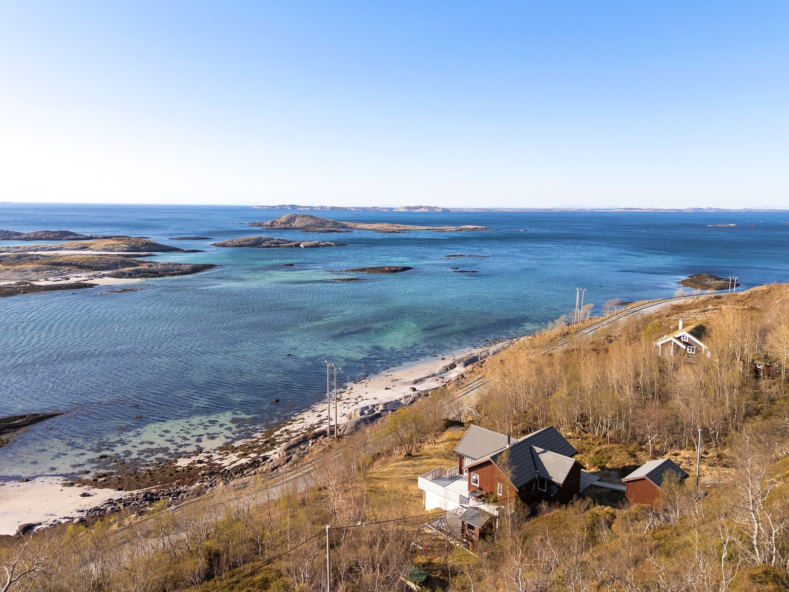 Den ligger fint plassert på en høyde i nydelig naturomgivelser. Galleribilde