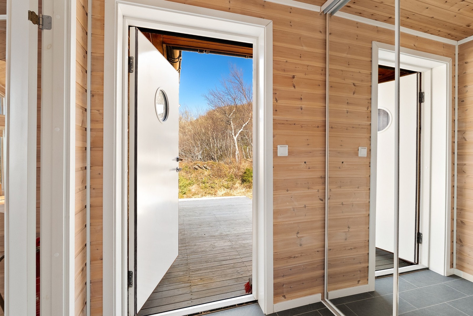 Entré med skyvedørsgarderobe. Galleribilde
