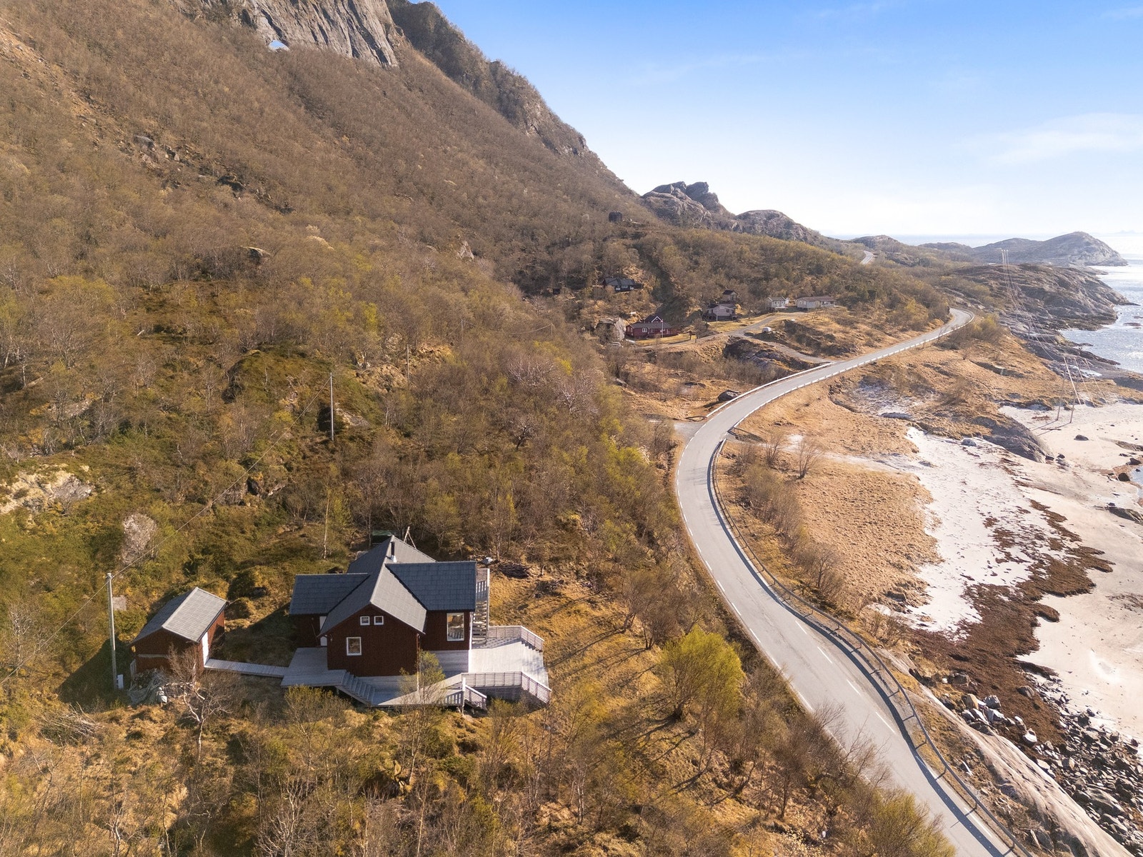 Det er hyppig fergeforbindelser mellom Kjerringøy og Bodø. Mange pendler til/fra jobb. Galleribilde