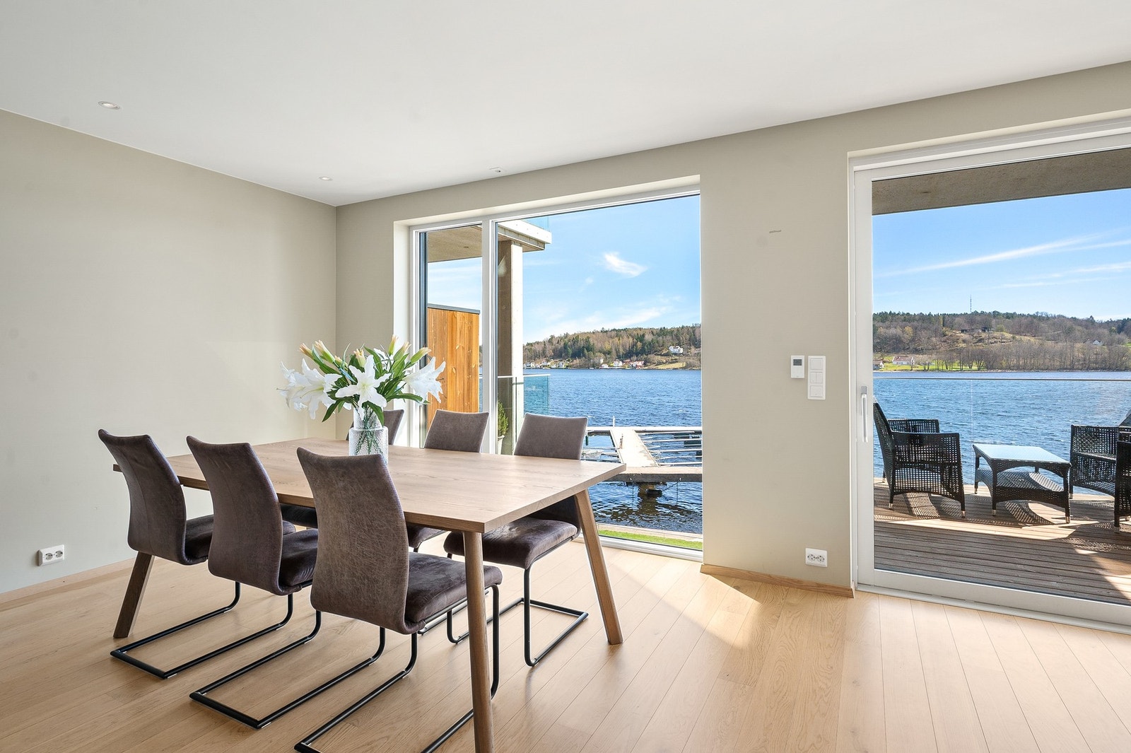 Nydelig utsikt mot Tromøysund. En har også full kontroll på båten fra egen leilighet Galleribilde