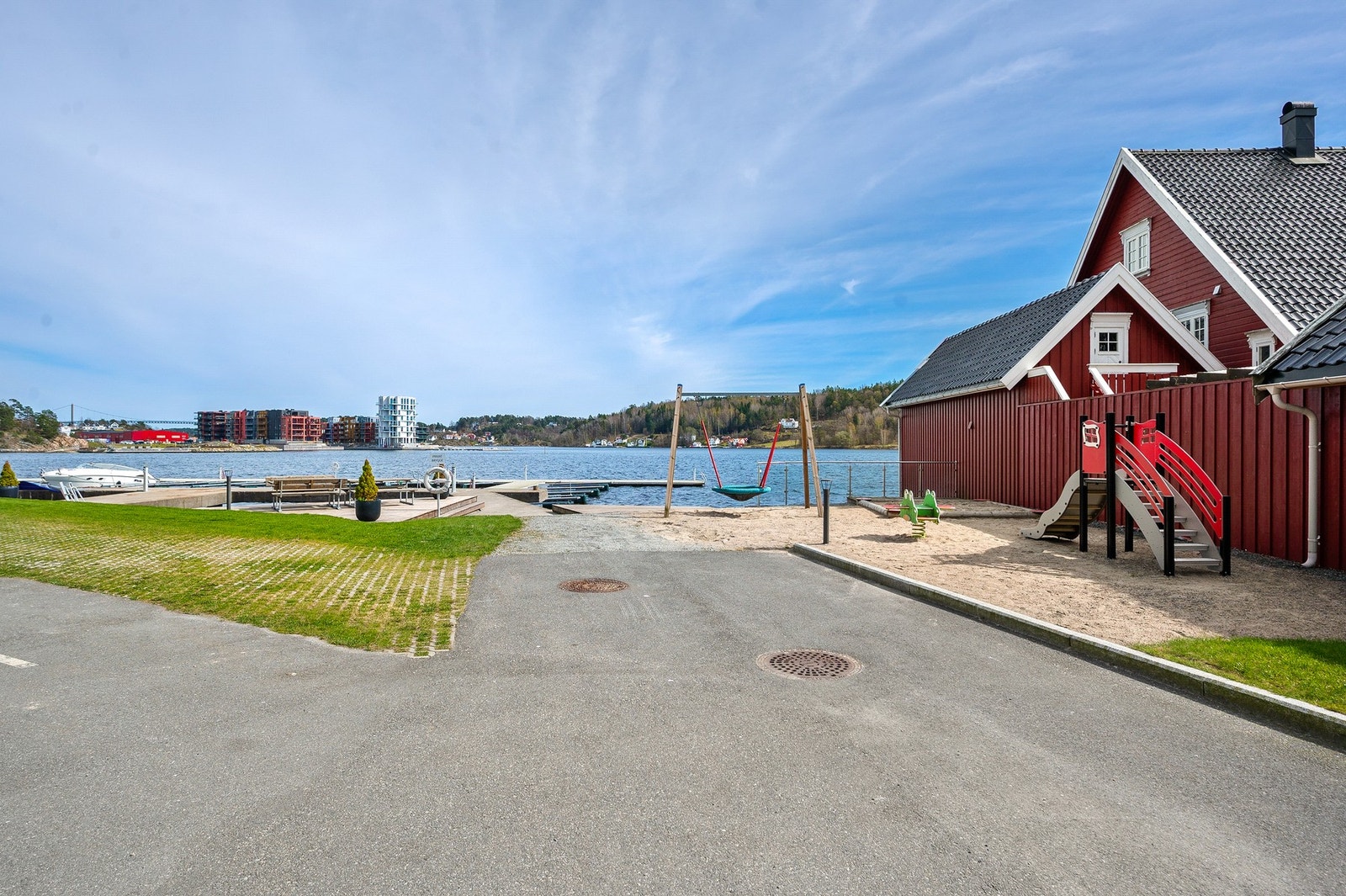 Fin lekeplass tilhørende sameiet. Det er gjesteparkering utvendig Galleribilde