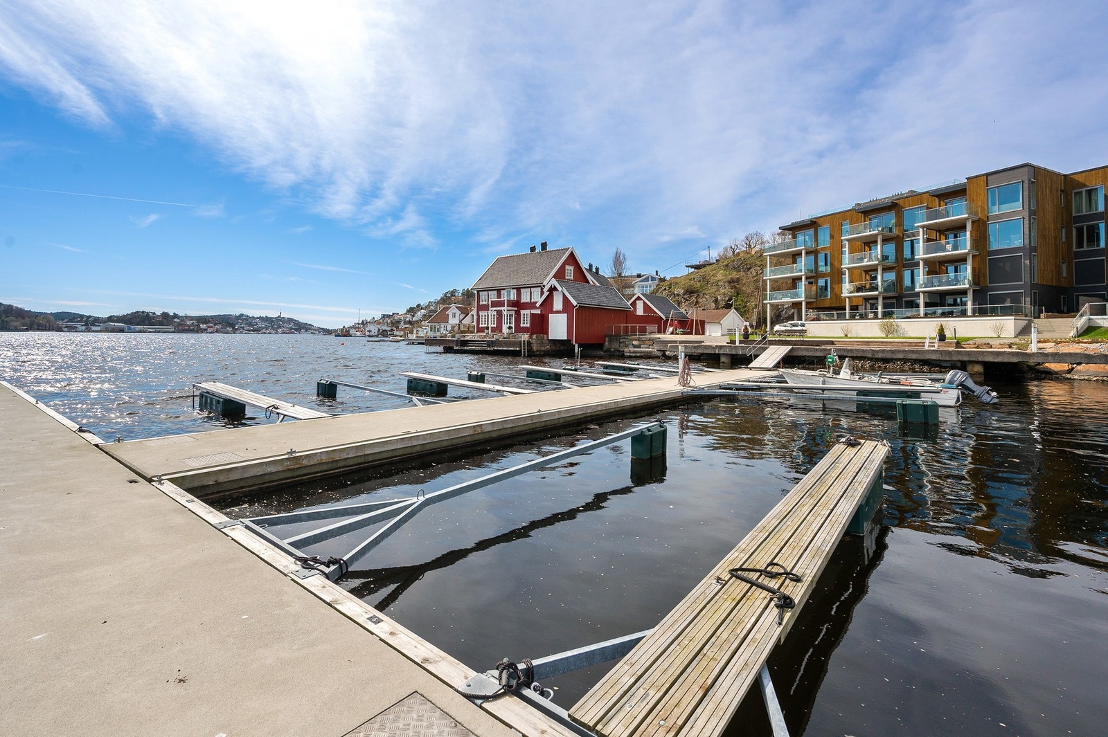 Medfølgende båtplass i stabilt bryggeanlegg. Båtplass (nr 6) har bredde på 2,5 meter Galleribilde