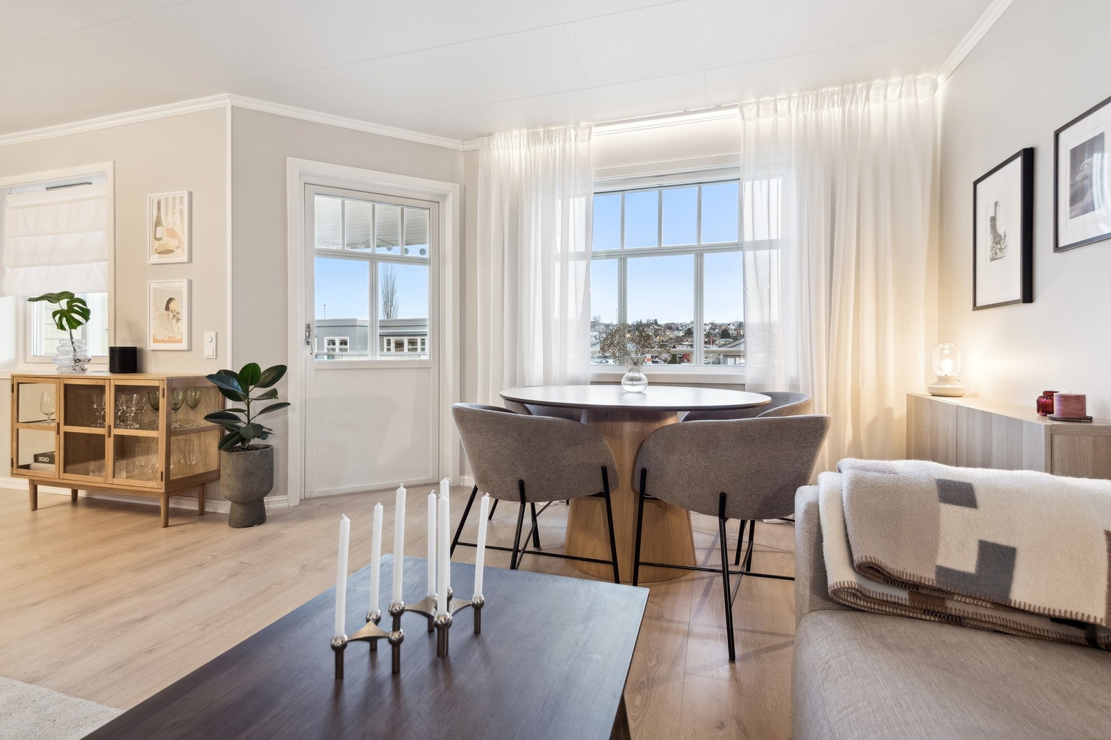 Fra stue har man direkte adkomst til den sørvendte terrassen med gode solforhold. Galleribilde