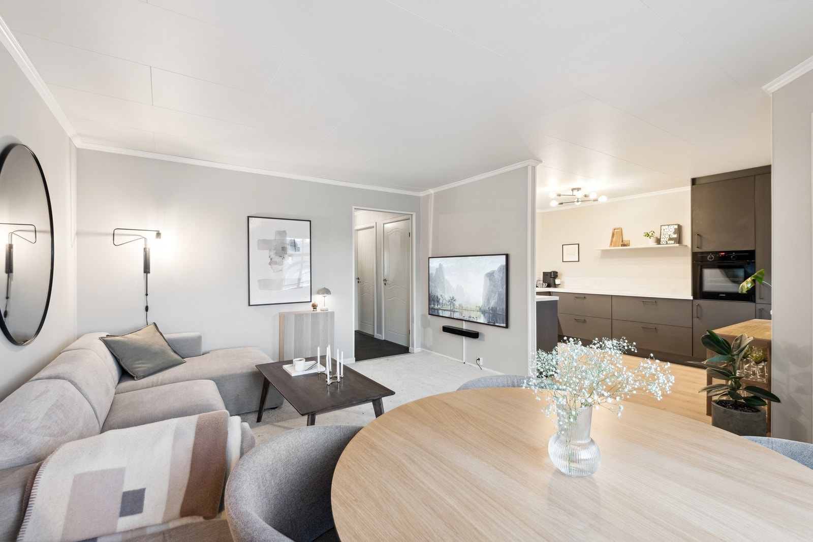 Velkommen til Stabelvollen 2E! Innbydende 3-roms leilighet oppusset i 2024 beliggende i Levanger sentrum. Galleribilde