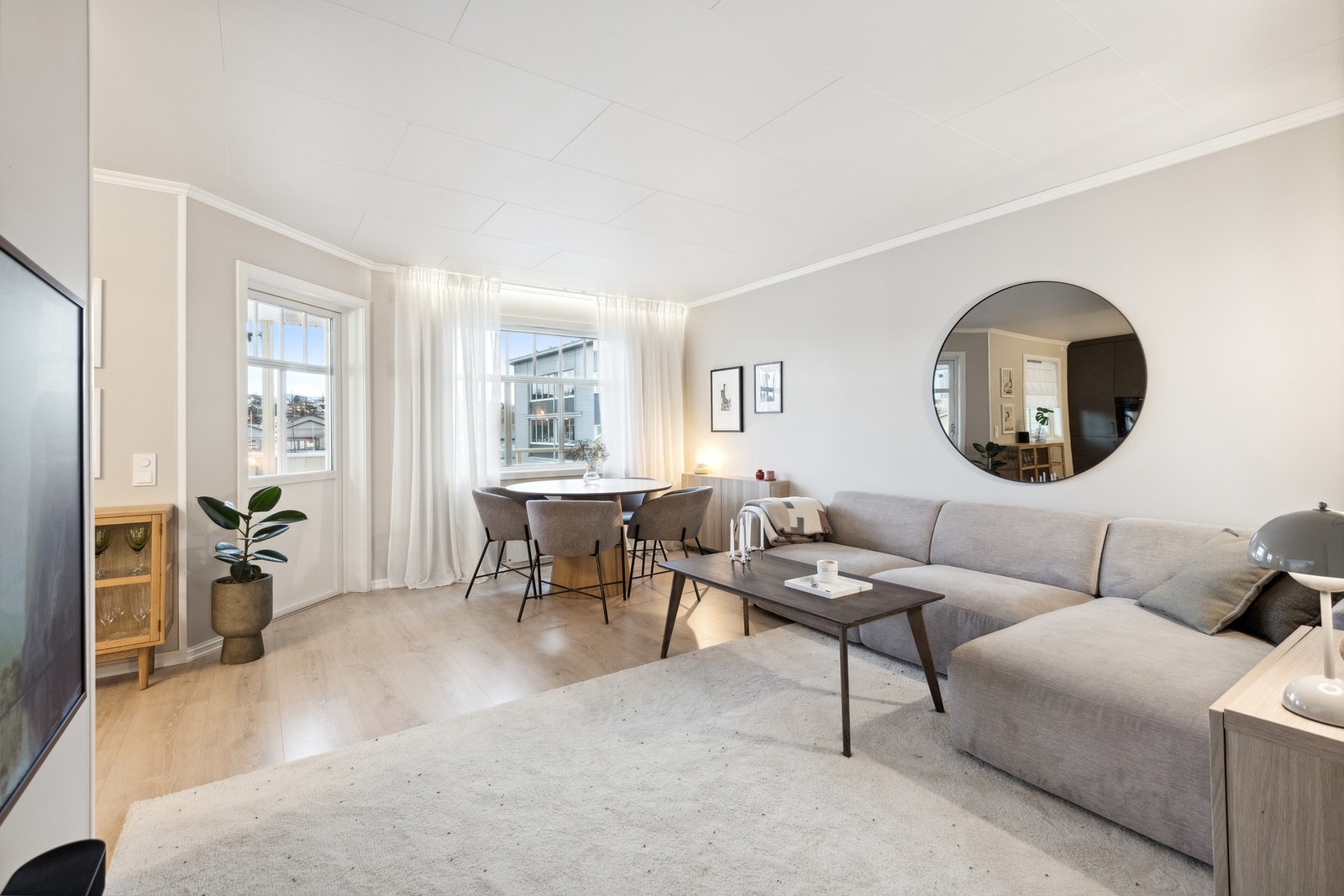 I stuen har det plasss til både sofagruppe og spisemøbler. Galleribilde