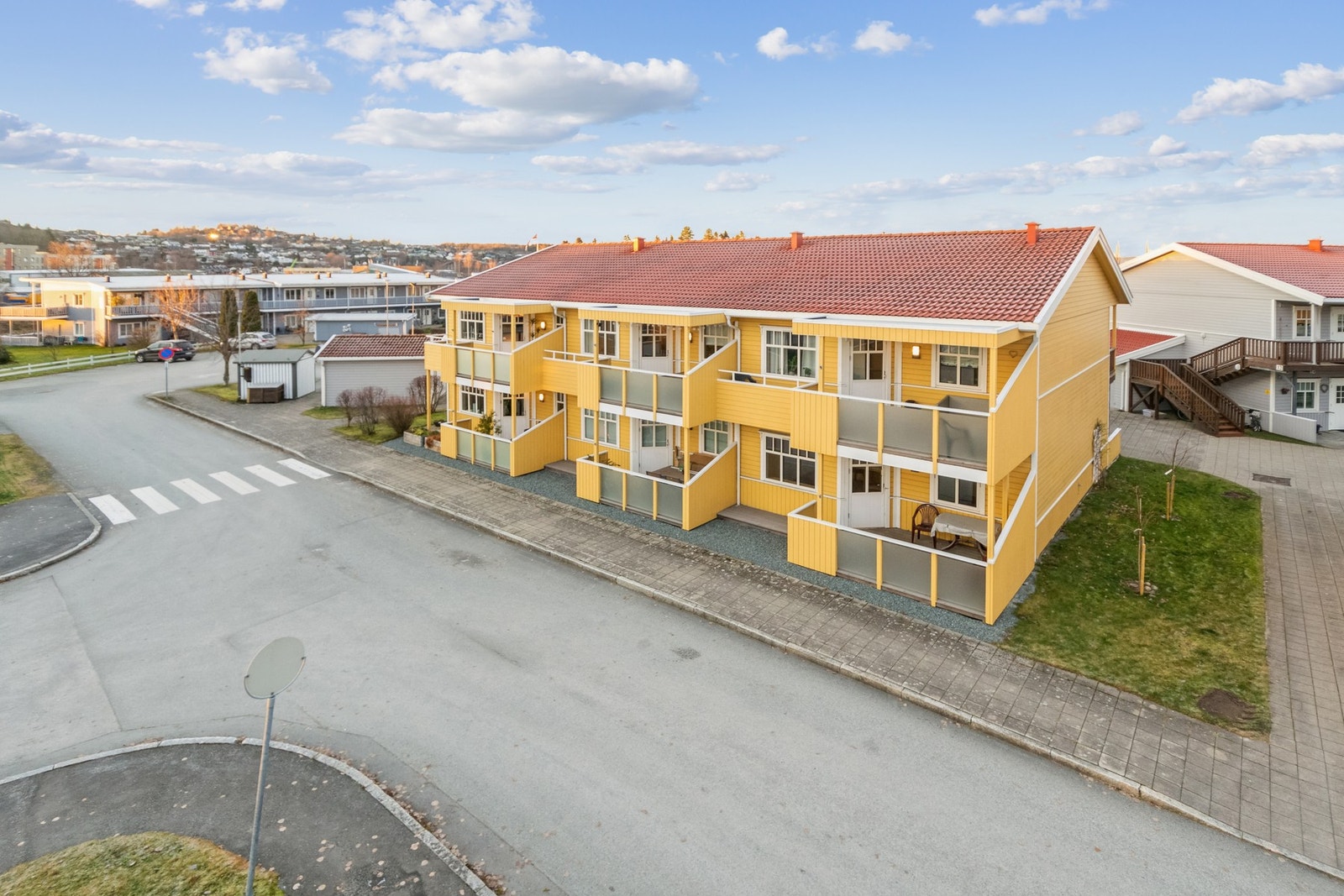 Leiligheten ligger sentralt til i utkanten av Levanger sentrum, med fine turstier i rolige omgivelser rett i nærheten. Galleribilde
