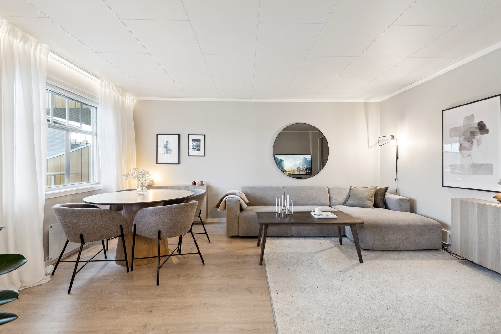Romslig og lys stue med moderne fargevalg. Galleribilde