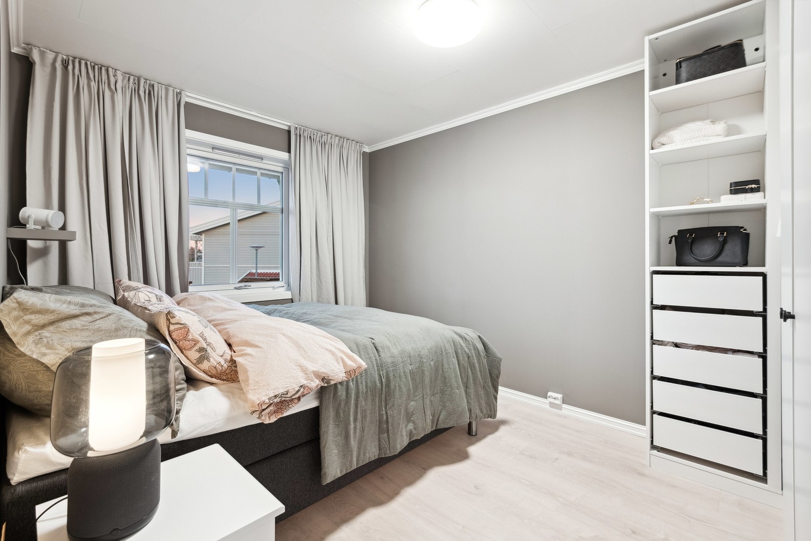 Hovedsoverom med stor garderobe og god plass til dobbeltseng. Galleribilde