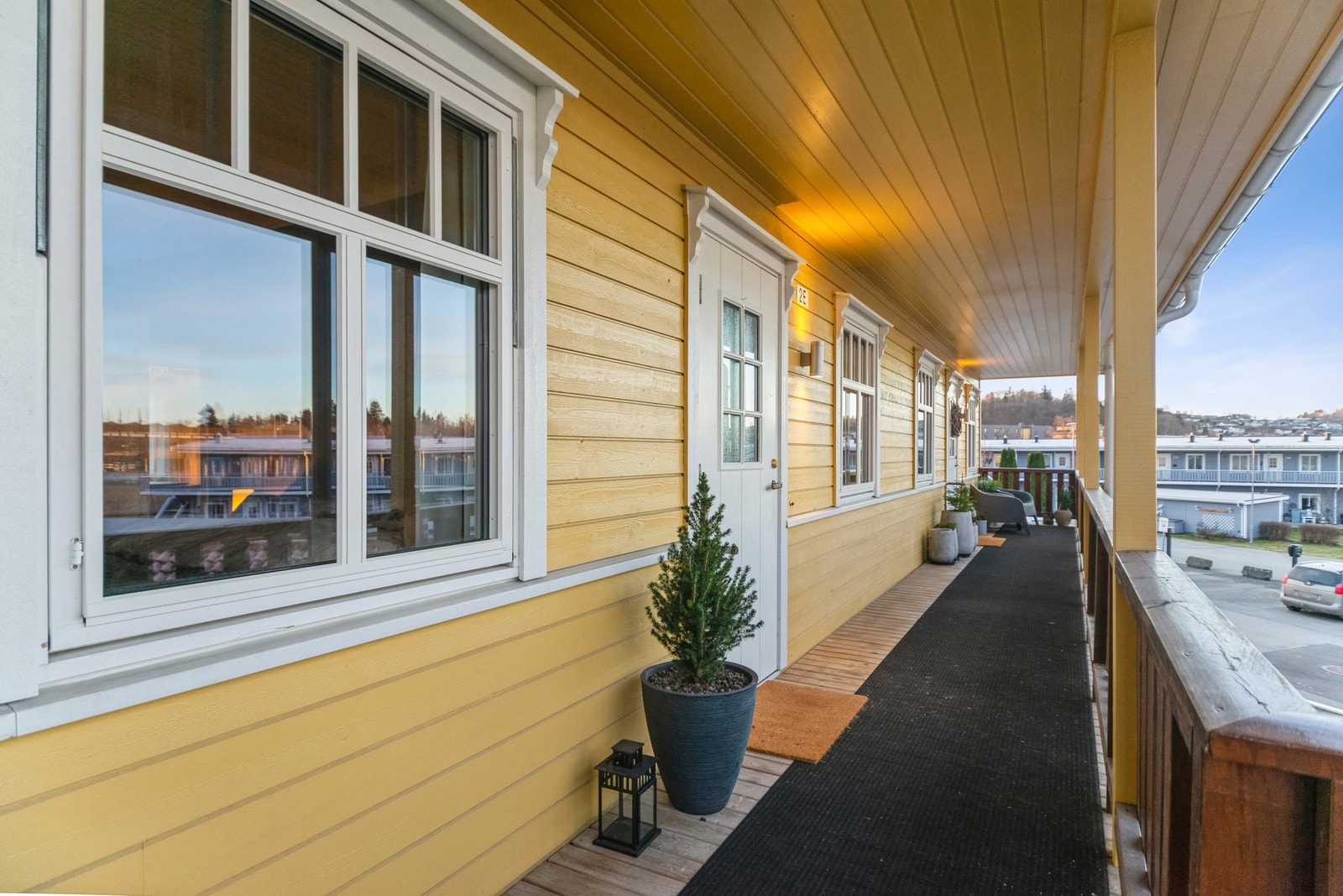Inngangsparti hvor man har kveldssola på solrike sommerkvelder. Galleribilde