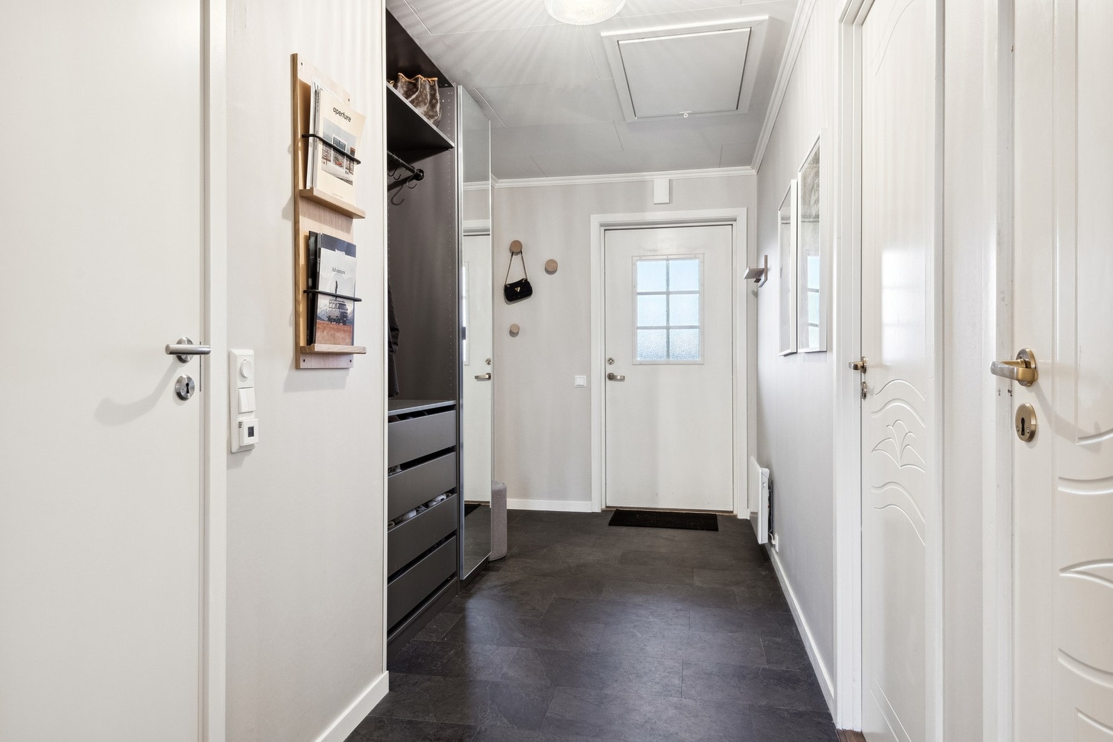 Romslig gang med stor garderobe til klesoppbevaring. Galleribilde