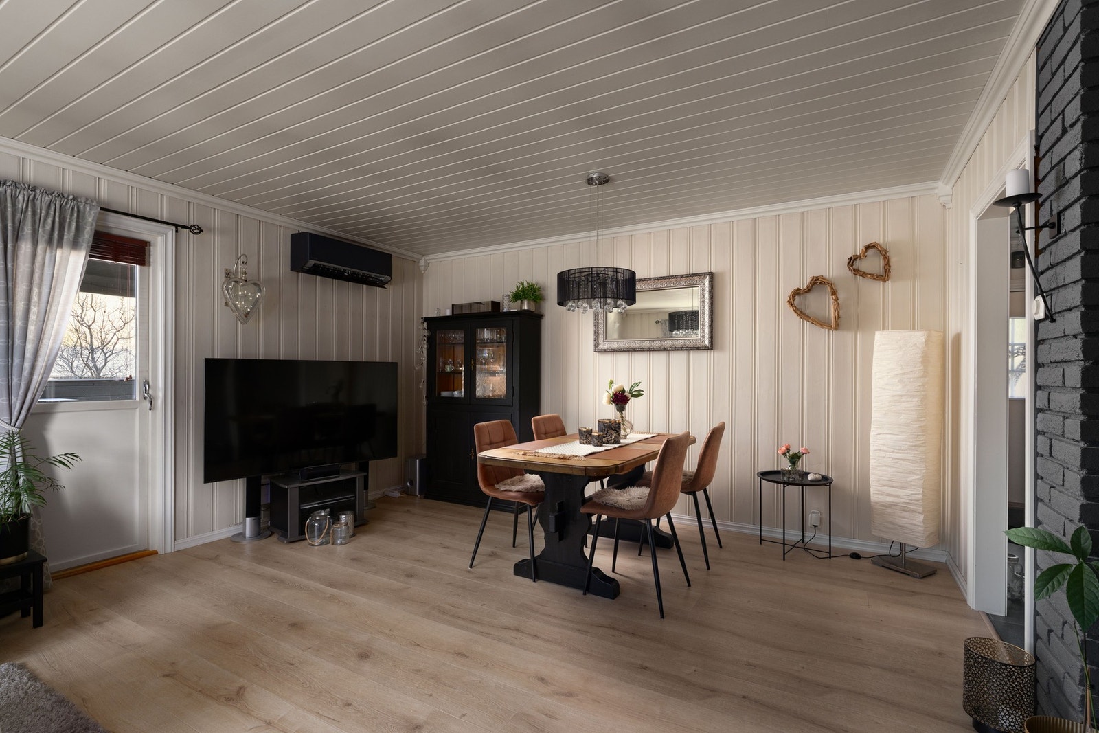 Stuen har både peis og varmepumpe. Galleribilde