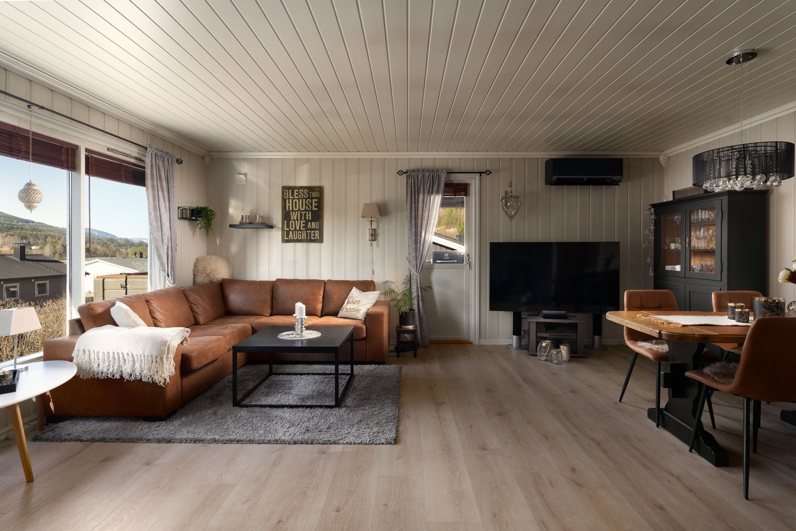 Stuen har store vindusflater som slipper inn rikelig med dagslys. Galleribilde
