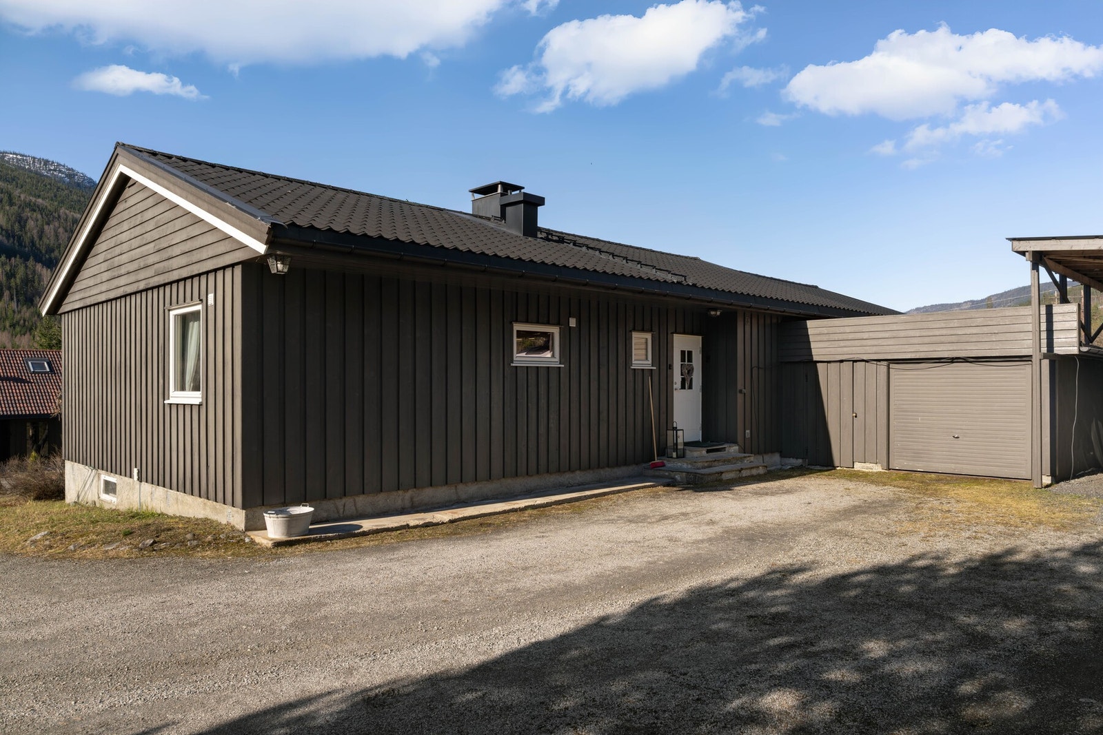Det er god plass til parkering av flere biler både i garasje og carport, samt ellers på eiendommen. Galleribilde