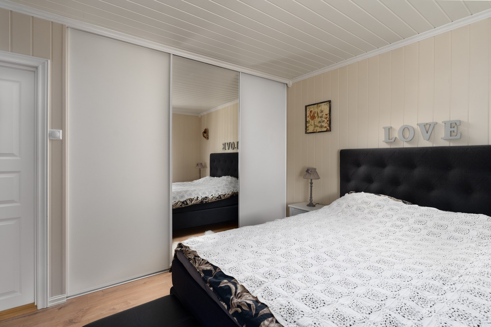 Soverommet er innredet med praktisk skyvedørsgarderobe. Galleribilde