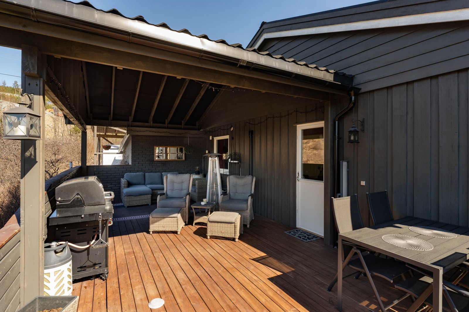 Delvis overbygd terrasse på ca. 39 kvm. Galleribilde