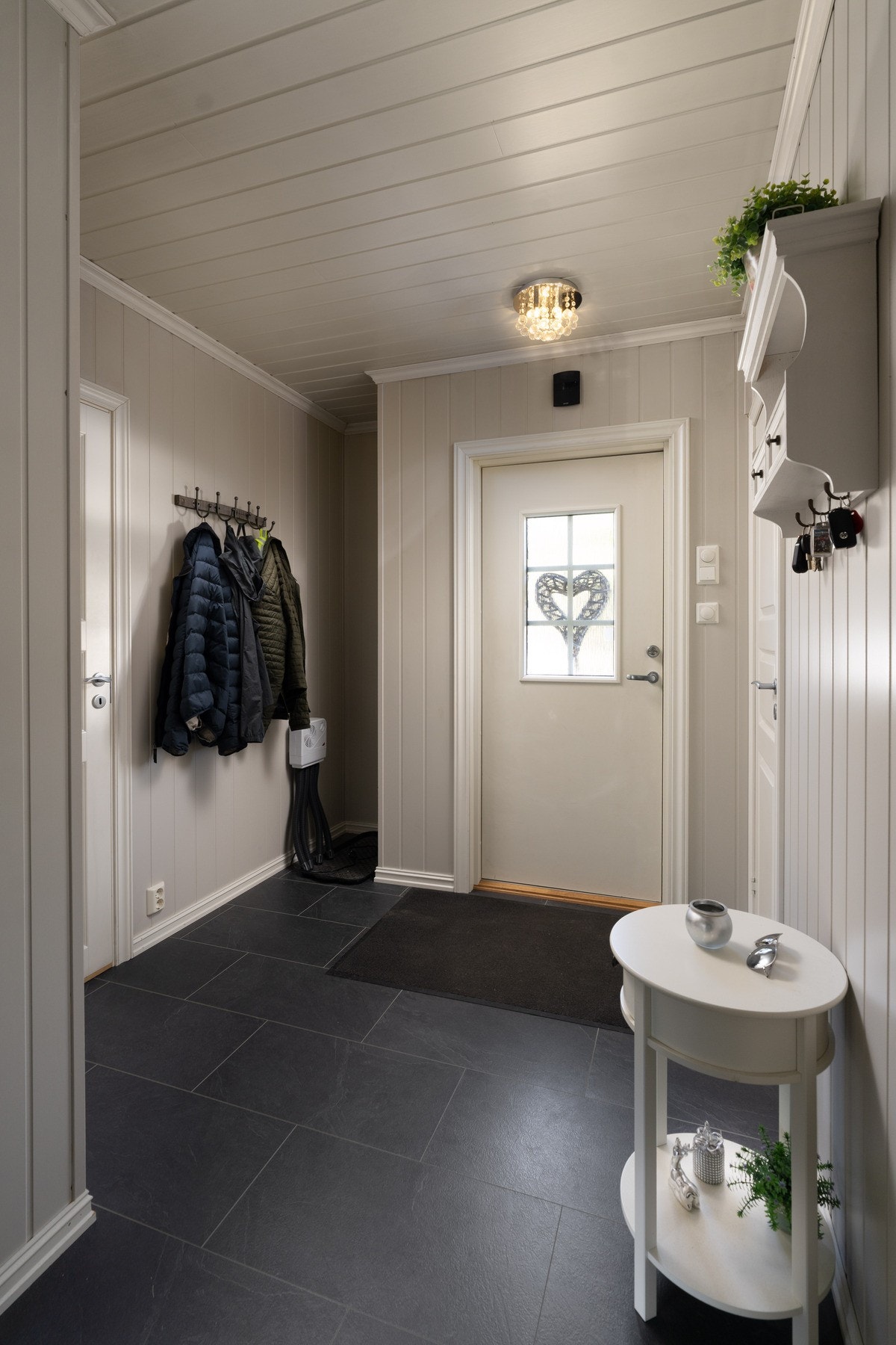 Det er god plass i gangen til å henge fra seg yttertøyet. Galleribilde