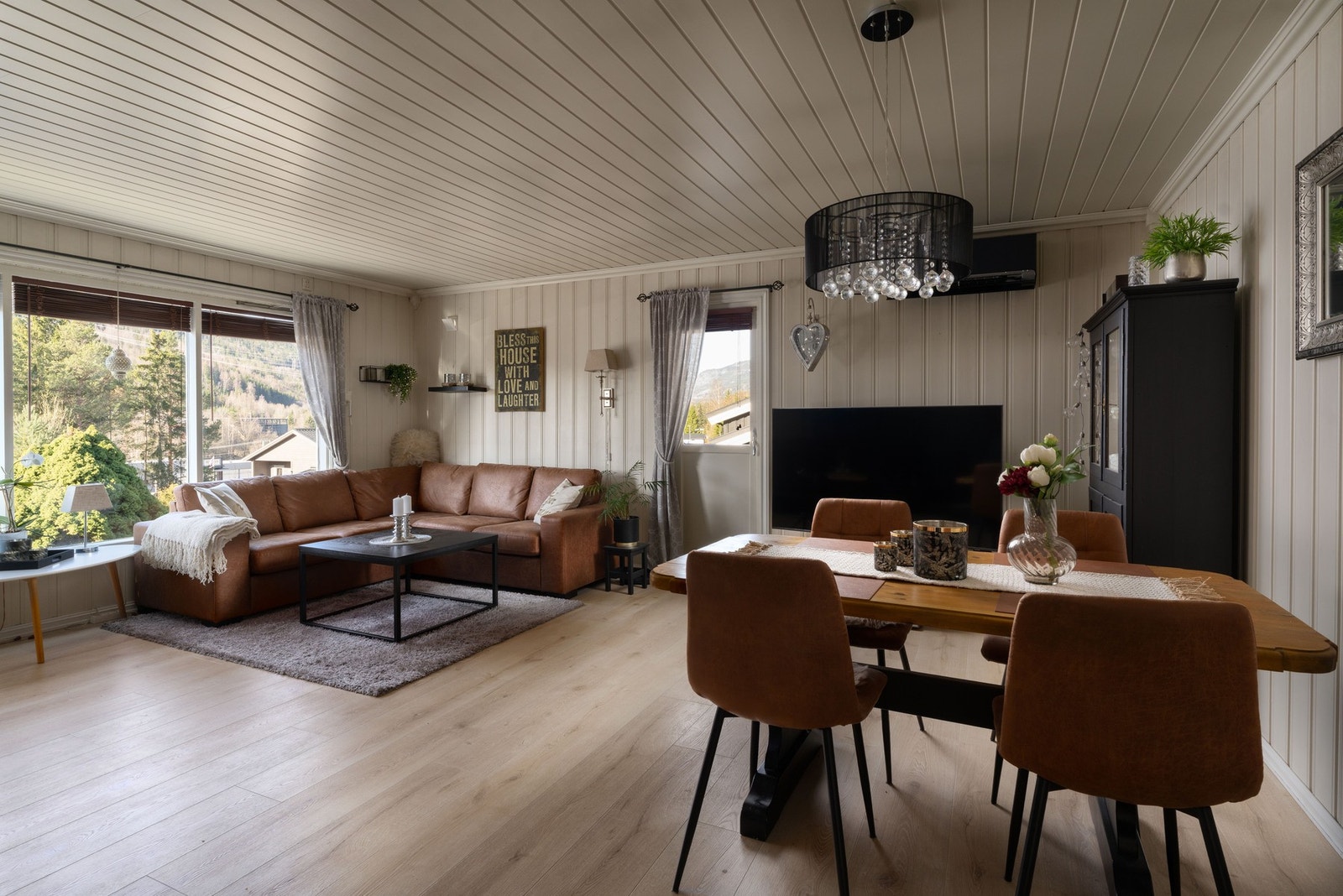 Romslig stue med god plass til ulike møbleringsløsninger og direkte utgang til terrasse. Galleribilde