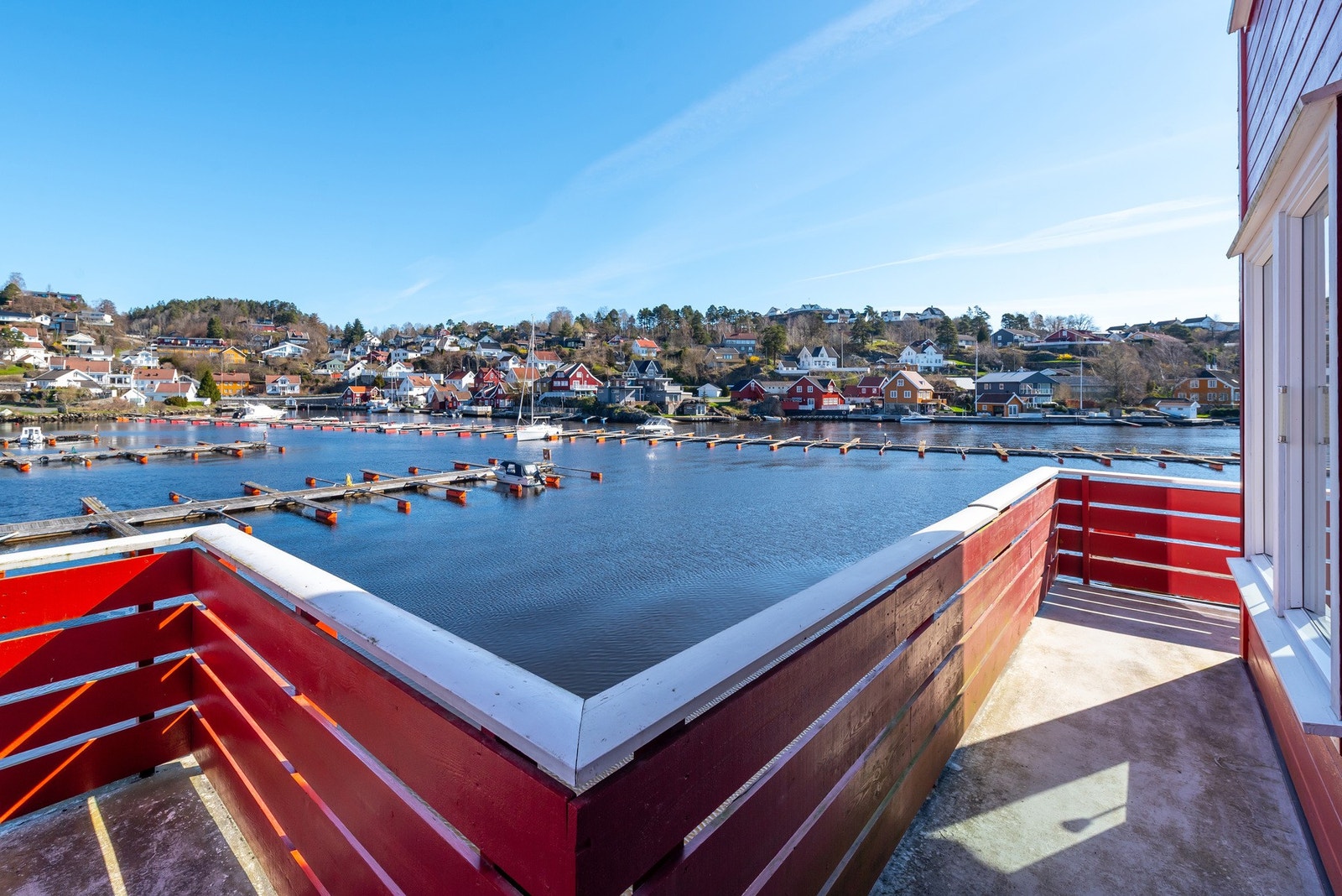 Fantastisk panoramautsikt fra inngangspartiet mot sjøen. Galleribilde