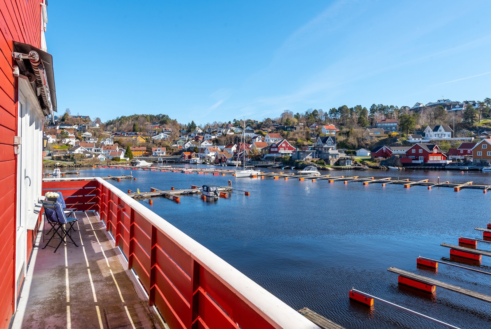 Herlig balkong i front med nydelig utsikt utover sjøen - perfekt for morgenkaffen eller rolige kvelder. Galleribilde