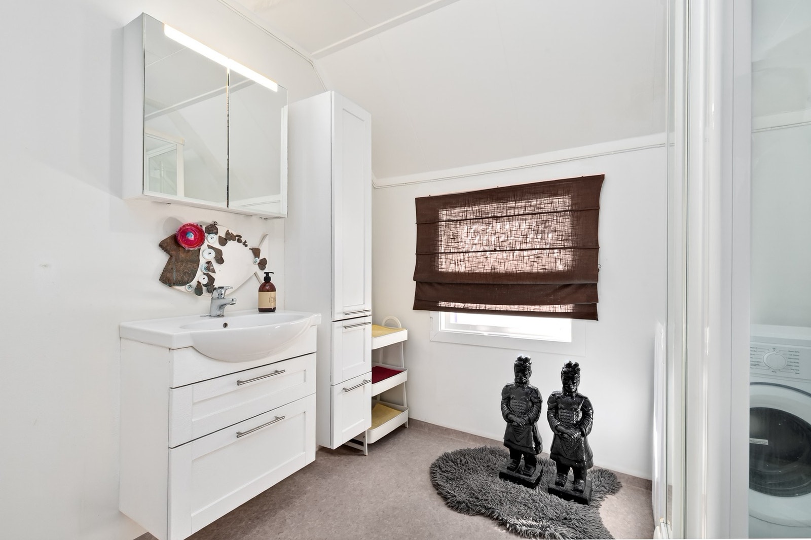 Lyst og fint bad med opplegg for vaskemaskin. Galleribilde