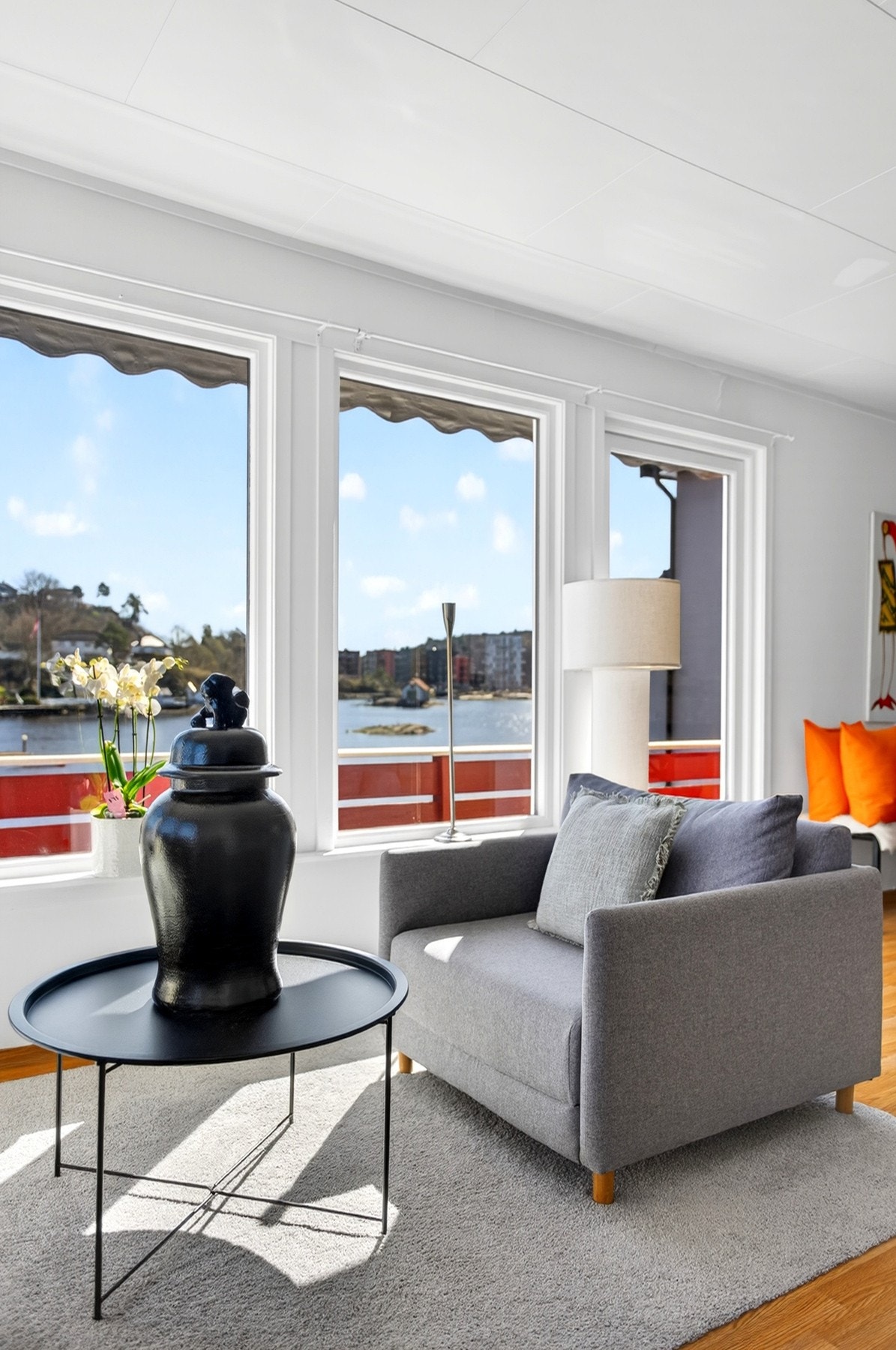 Lys og innbydende stue med peisovn, store vindusflater og fantastisk utsikt og nærhet til vannet. Galleribilde