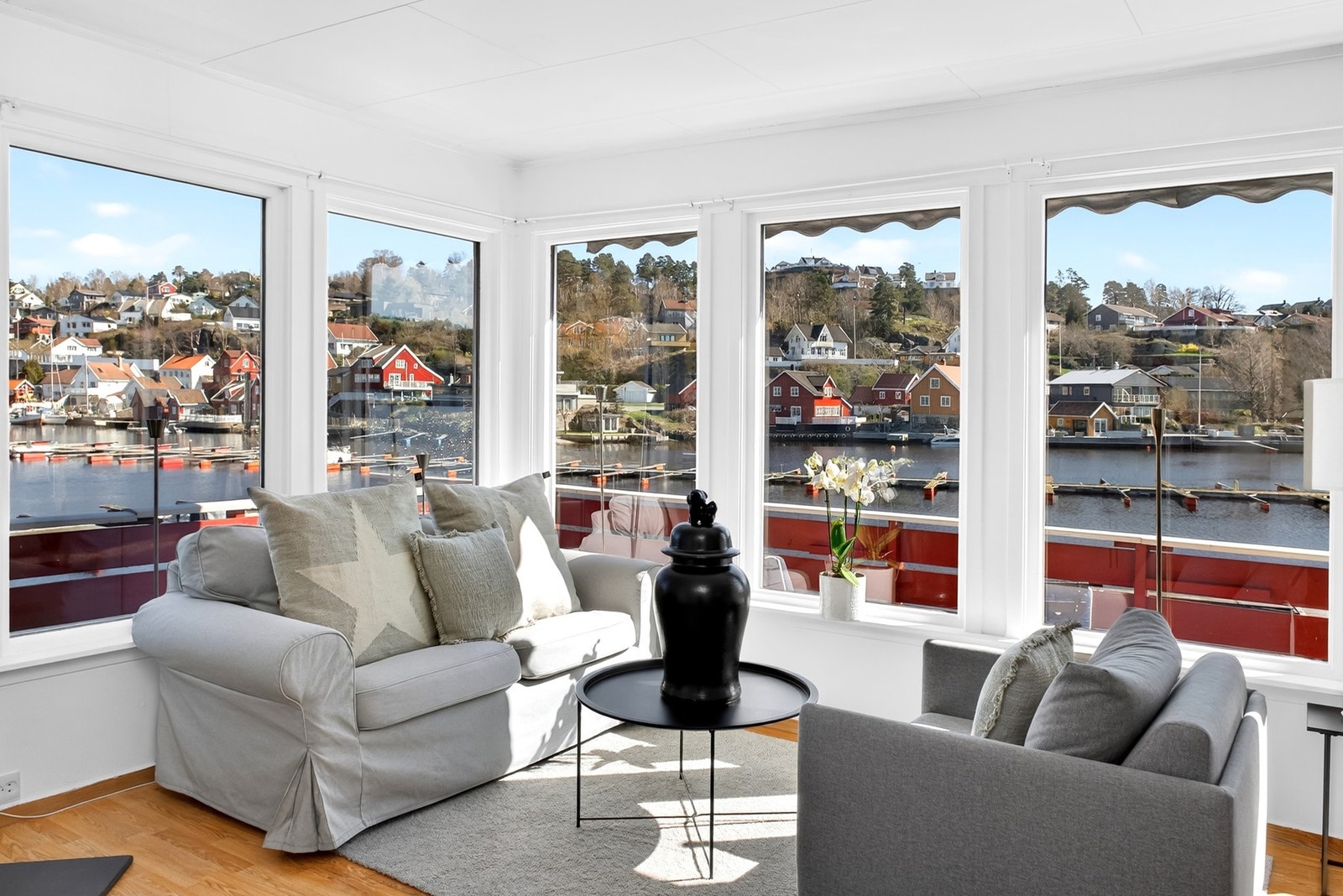Lys og innbydende stue med peisovn, store vindusflater og fantastisk utsikt og nærhet til vannet. Galleribilde