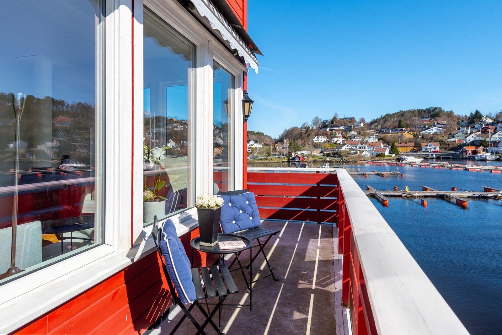 Herlig balkong i front med nydelig utsikt utover sjøen - perfekt for morgenkaffen eller rolige kvelder. Galleribilde
