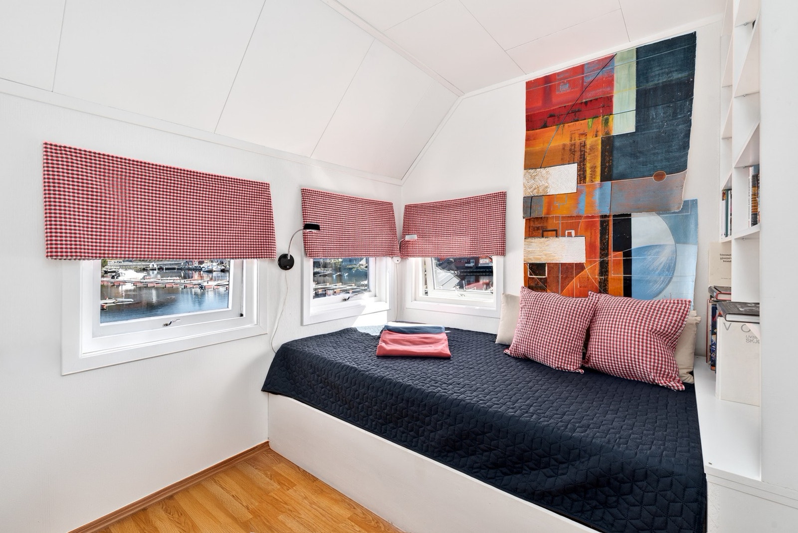 Koselig soverom med plassbygget sengeløsning, flere vinduer og nydelig utsikt mot vannet. Galleribilde