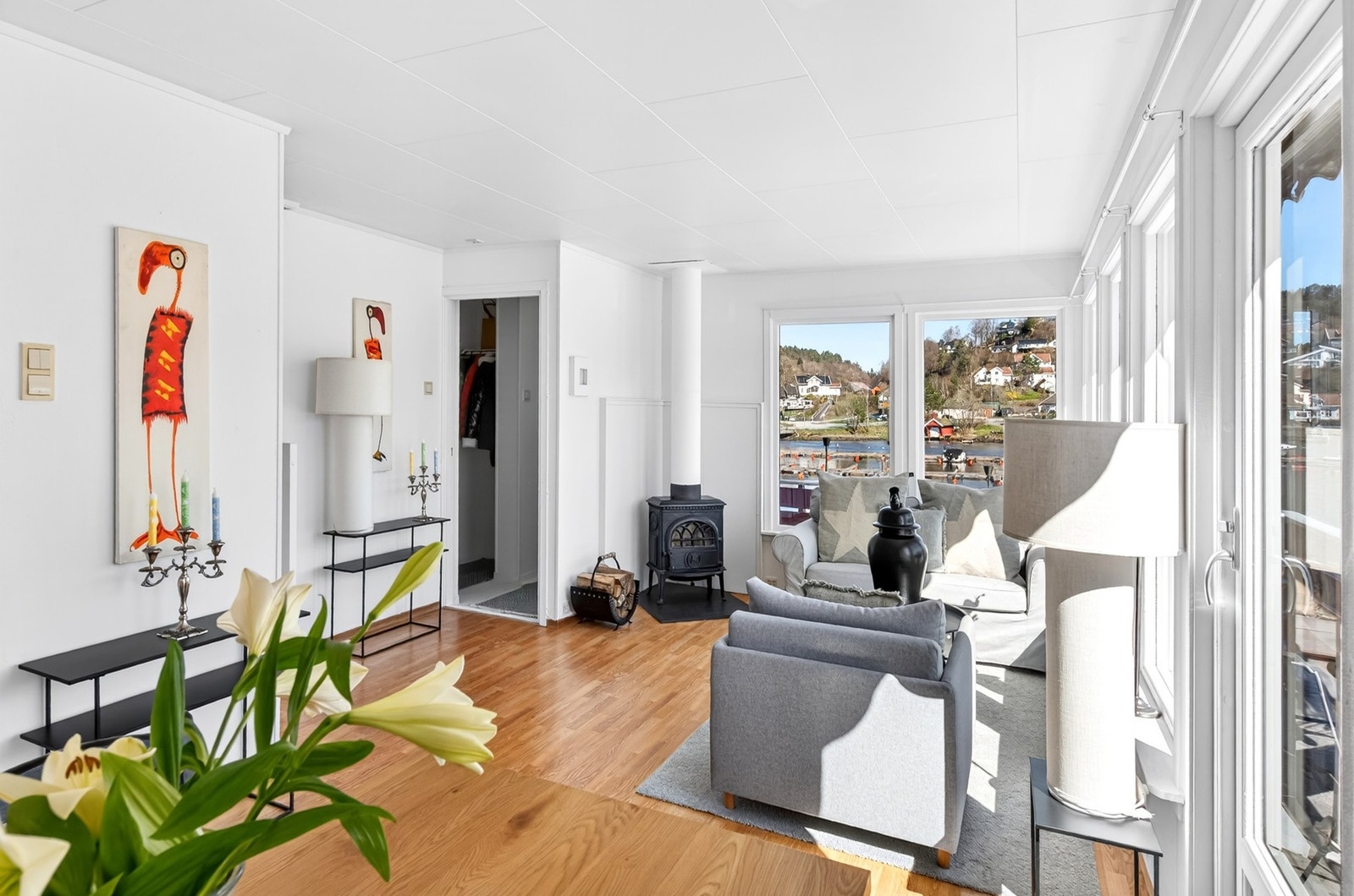 Lys og innbydende stue med peisovn, store vindusflater og fantastisk utsikt og nærhet til vannet. Galleribilde