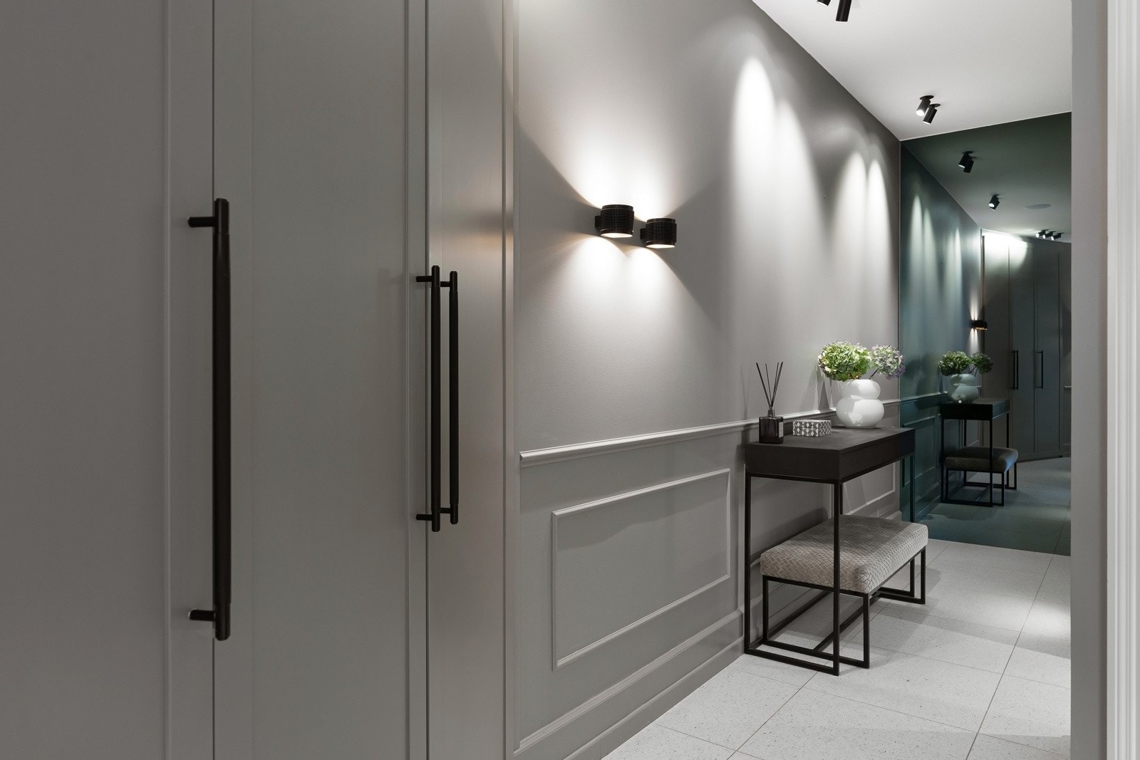 Det er behagelig gulvvarme og plassbygde garderobeskap samt stilrene downlights og veggbelysning. Galleribilde