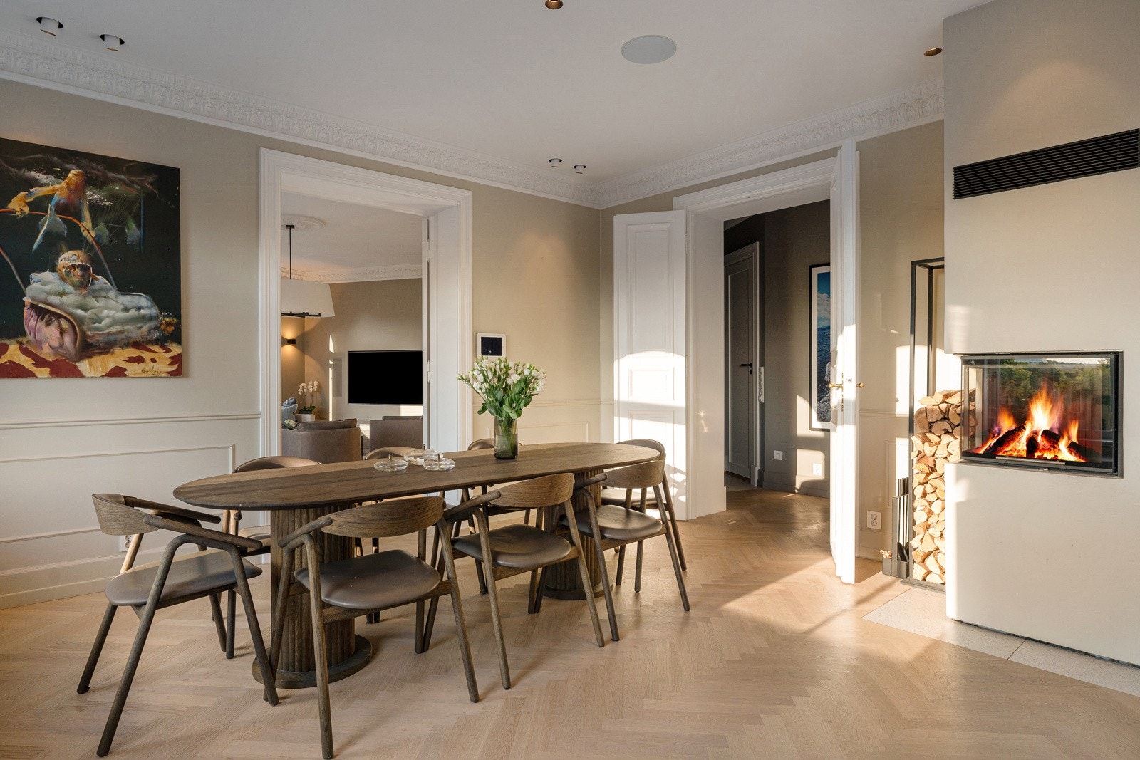 Enstavs fiskebensparkett fra Skau med behagelig gulvvarme og stilren belysning i form av downlights og veggbelysning. Galleribilde