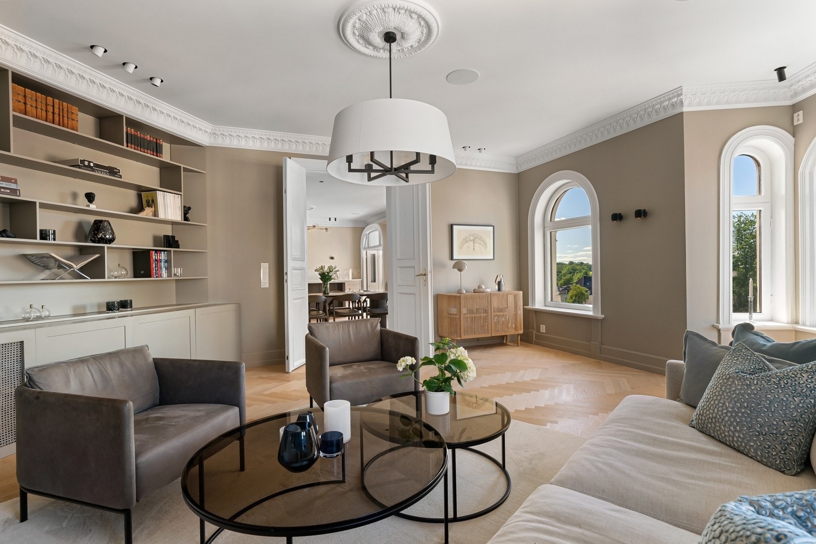 Boligen innehar en flott balanse mellom det moderne og det klassiske og byr på bl.a integrerte høyttalere fra Bowers&Wilkins, stukkaturer og rosett. Galleribilde