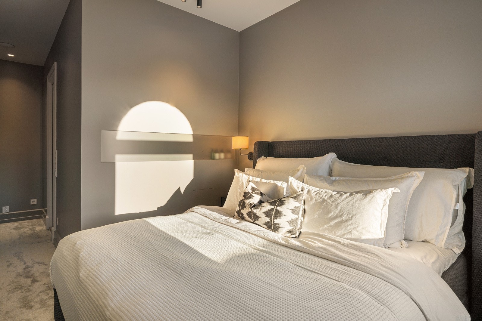 Lekker detalj med frostet glass inn mot baderommet - Integrert lydanlegg fra Bowers&Wilkins. Galleribilde