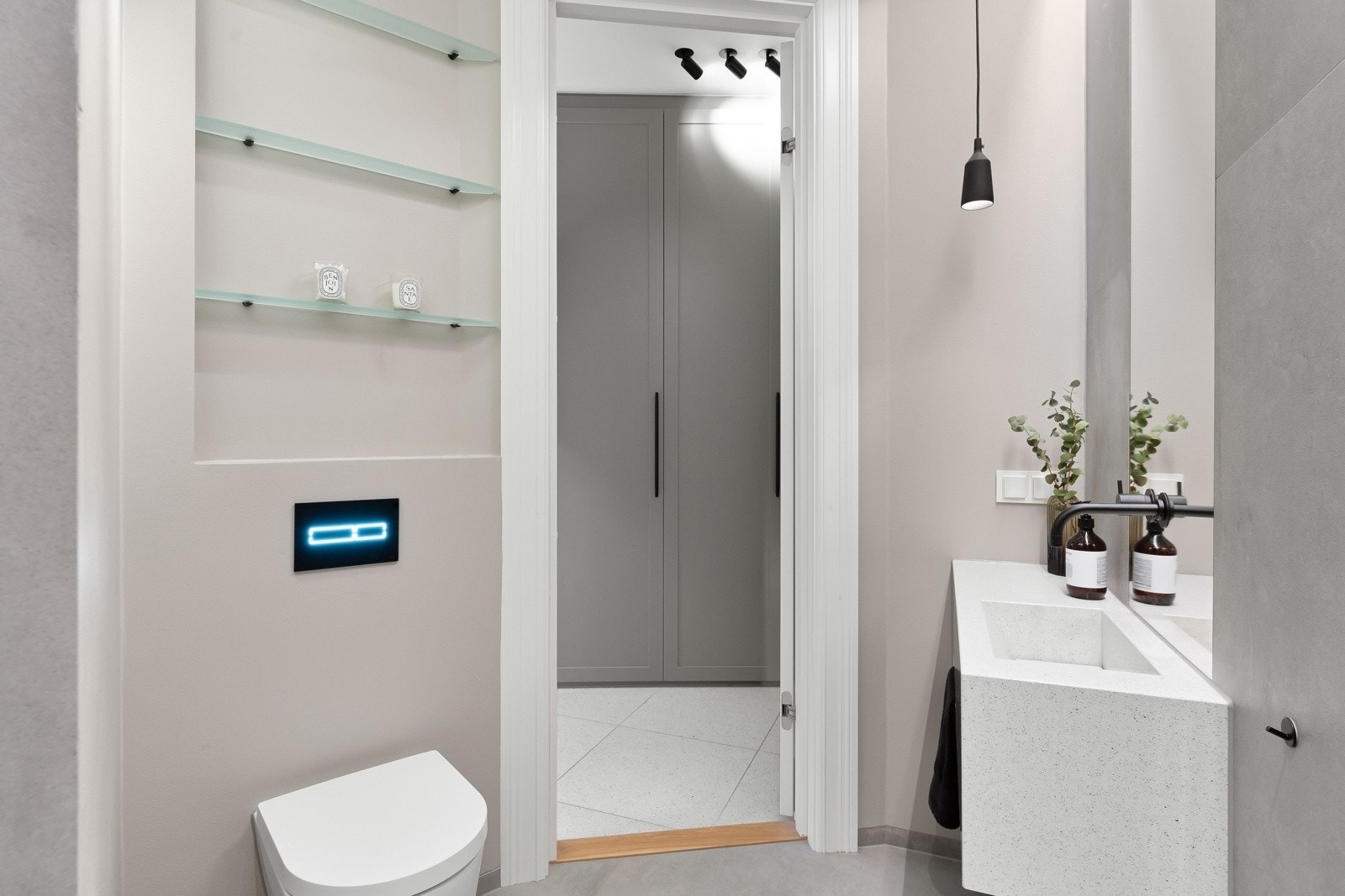 Delikat gjestebad med adkomst fra entré - Utført i tilsvarende stil som hovedbadet. Galleribilde