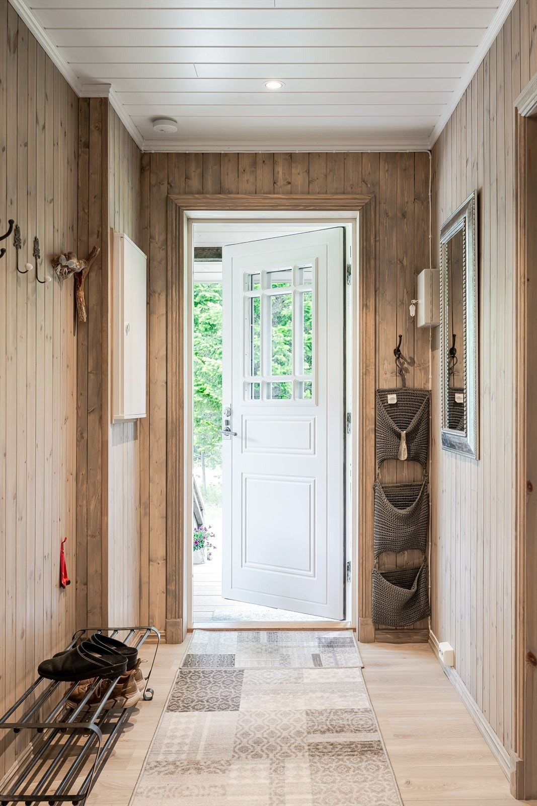 Du ønskes velkommen inn i en lys entré med god plass til å henge fra deg yttertøyet. Galleribilde